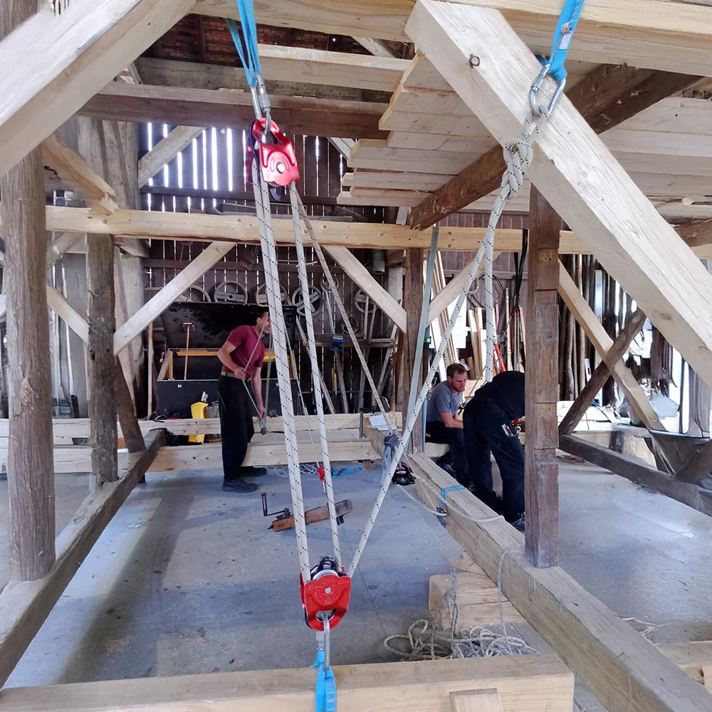 Avec Des Scies Charpente Neudorf Levage Securise